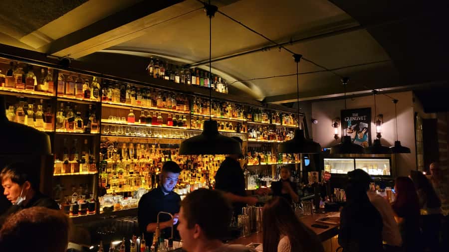 Hidden Bars Tour - What You Do During Those Four Hours: The Bar-Hop Flow
