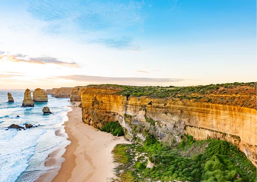 Melbourne: Great Ocean Road Full Day Private Tour - Split Point Lighthouse and the Memorial Arch at Eastern View