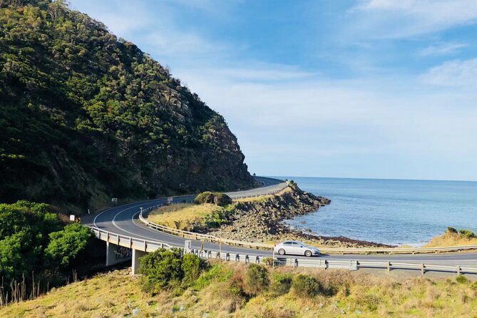 Melbourne: Great Ocean Road Tour with Maxi Highlights in One Day - Split Point Lighthouse and the Memorial Arch: the start-of-the-road story