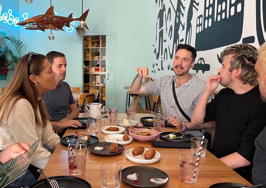 Melbourne: Laneways Food Tour with 8 Authentic Tastings - Meeting Point: Getting to 1 Oxford St and Spotting the Orange Umbrella