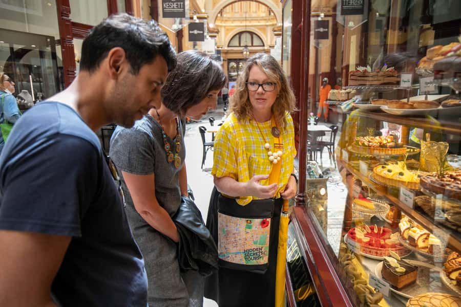 Melbourne: Original Lanes & Arcades Walk (max 8 guests only) - Meeting at Federation Square: find the guide with the yellow umbrella