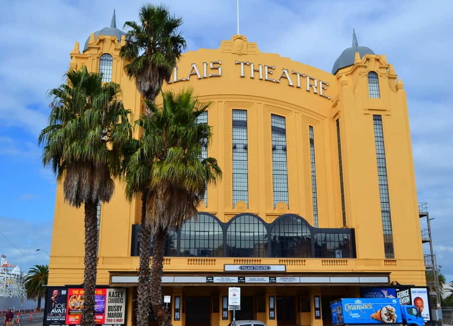 Melbourne: Private Melbourne City Tour with Stops - Languages, private group comfort, and what a guide really adds