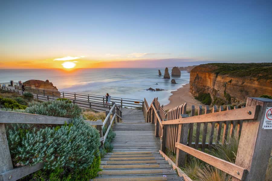 Melbourne: Reverse Great Ocean Road 12 Apostles with Lunch - 12 Apostles morning: guided time at the headline limestone stacks