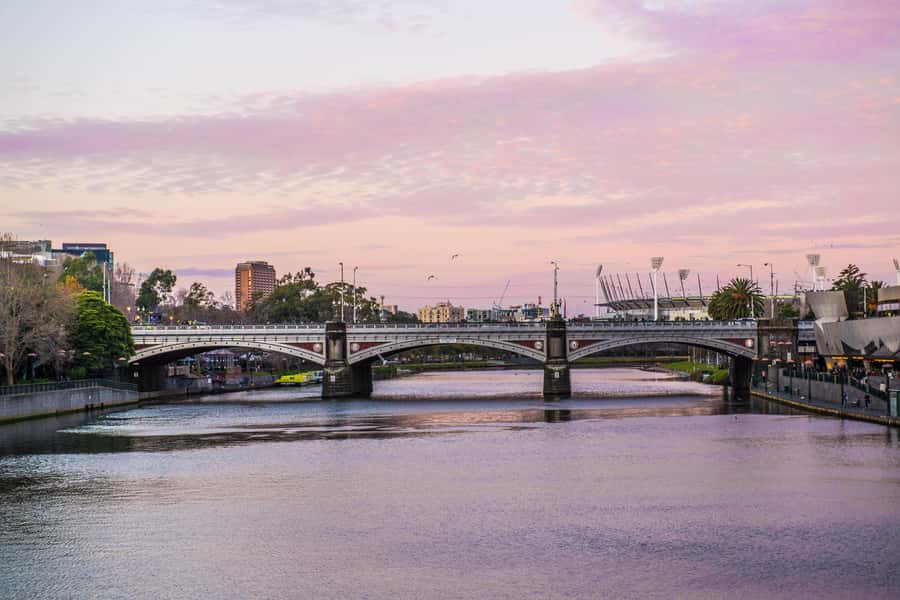 Melbourne: Spirit Of Melbourne Yarra River Lunch Cruise - Drinks Included: Beer, Wine, and Soft Drinks That Make the Cruise Feel Like a Treat