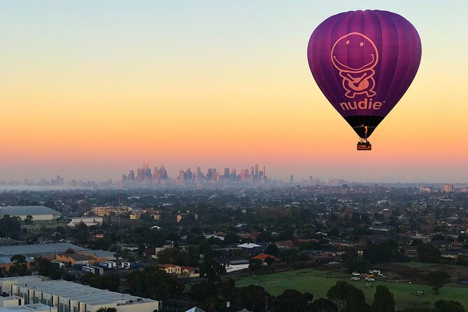 Melbourne sunrise balloon flight only - The group vibe: meeting friends, then seeing the city together