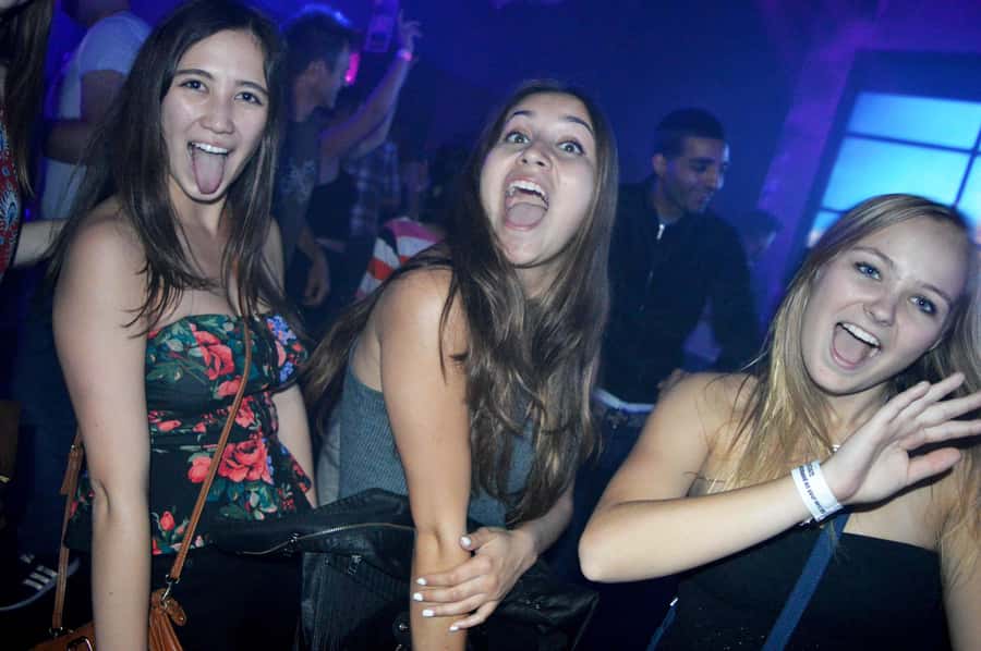 Melbourne: Weekly Bar Crawl: 5 Free shots, Club Entry - Meeting in the Melbourne CBD: find the guide inside