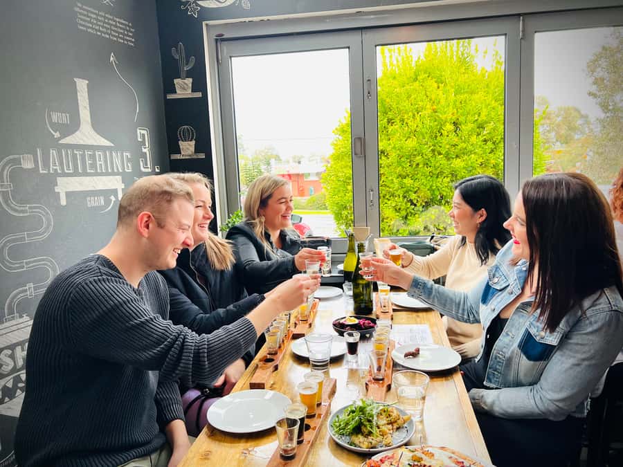 Melbourne: Yarra Valley Wine Tour + Lunch & Gin/Beer Option - From Arts Centre Melbourne to the Yarra Valley (and back again)