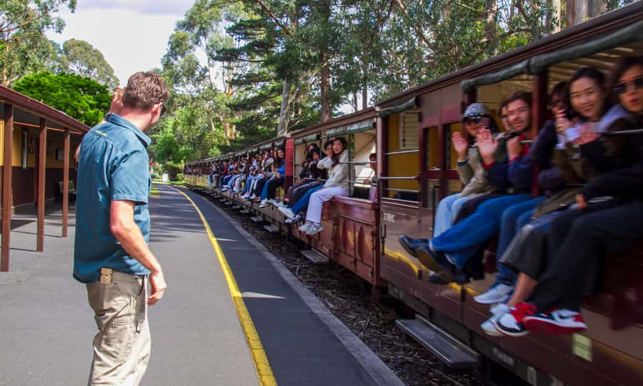 Puffing Billy, Forest Trails & Yarra Valley Discovery Tour - Warburton Break: Lunch, Shopping, and a Chance to Reset