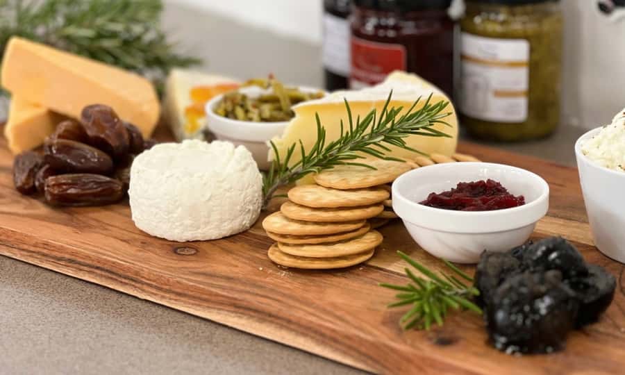 Yarra Valley Full Day Grazing Tour: Gin, Wine, Pizza, Cheese - Healesville break: coffee, shopping, and breathing room
